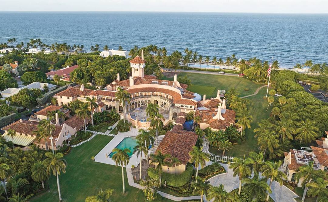Vista aérea de la propiedad Mar-a-Lago del expresidente Donald Trump, que fue allanada el lunes por agentes del FBI. Foto: AP