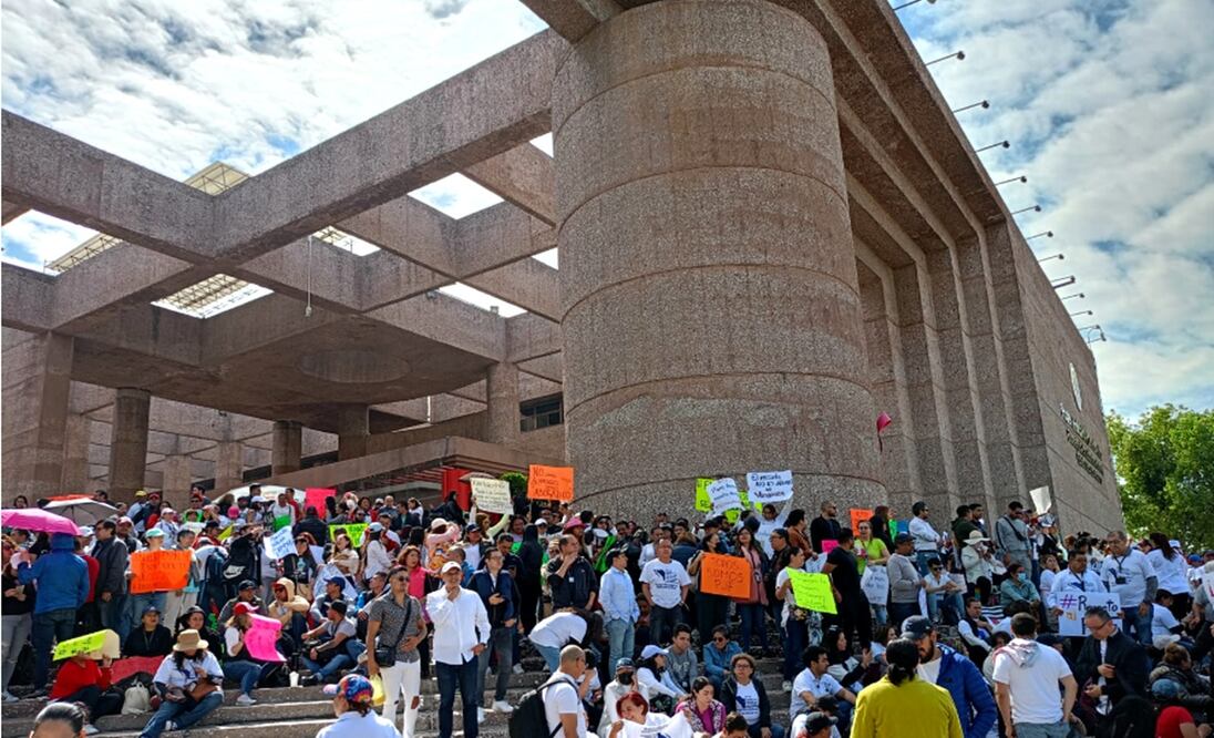 Trabajadores del Poder Judicial de la Federación se manifiestan en la sede de San Lázaro por la eliminación de 13 fideicomisos