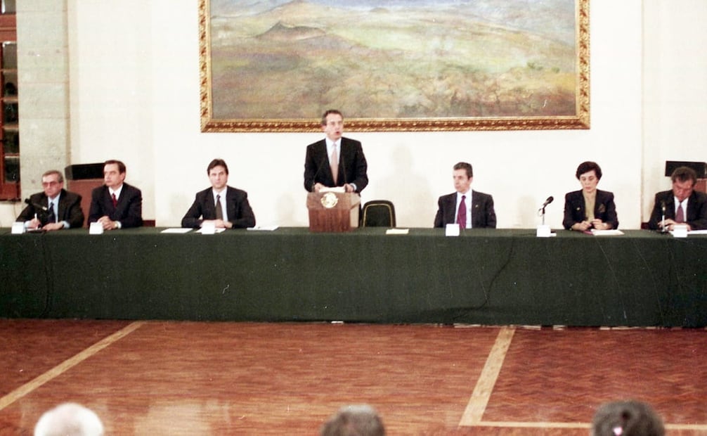 Firma del Acuerdo Político Nacional. Izq. de Zedillo: Esteban Moctezuma, secretario de Gobernación; Fernando Ortiz Arana, coordinador de senadores priístas; Carlos Castillo Peraza, dirigente del PAN. A la der., Humberto Roque Villanueva, coordinador de diputados priístas; María de los Ángeles Moreno, dirigente del PRI; y Porfirio Muñoz Ledo, líder del PRD. Foto: Archivo EL UNIVERSAL.