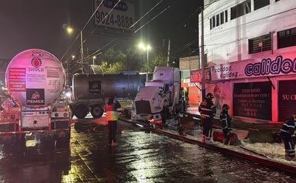 Pipa con logotipo de PEMEX choca contra muro de contención en la Gustavo A Madero; no se reportan heridos