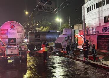 Pipa con logotipo de PEMEX choca contra muro de contención en la Gustavo A Madero; no se reportan heridos