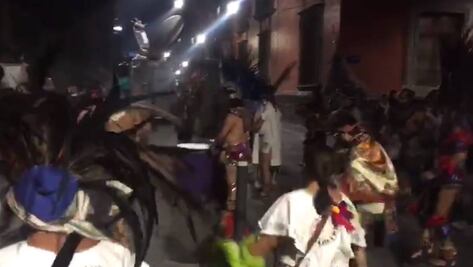 Protestan concheros con incienso y bailes afuera de Palacio Nacional