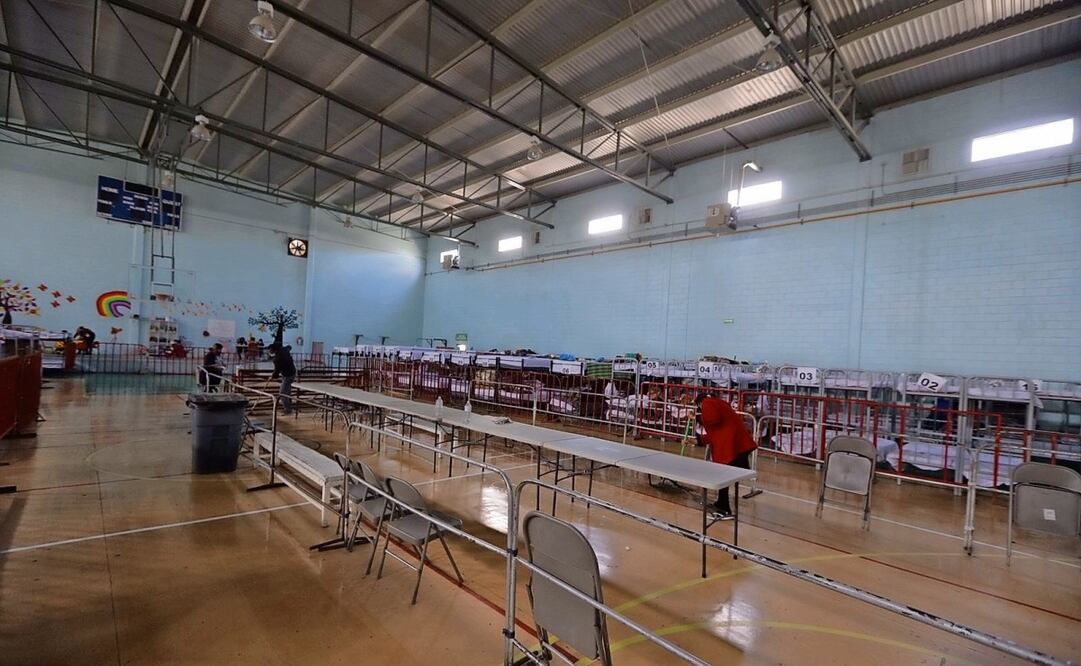 Las autoridades de migración preparan el cierre del albergue que se encuentra en el gimnasio Kiki Romero, en Ciudad Juárez. Foto: Especial