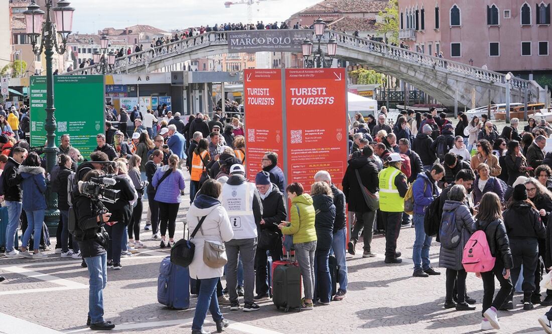 Venecia, Italia, recibe al año 30 millones de visitantes. Foto: Luca Bruno / AP