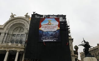 Greenpeace despliega manta en Bellas Artes contra "Perfect Day" en Quintana Roo; proyecto no cuenta con autorización: Semarnat