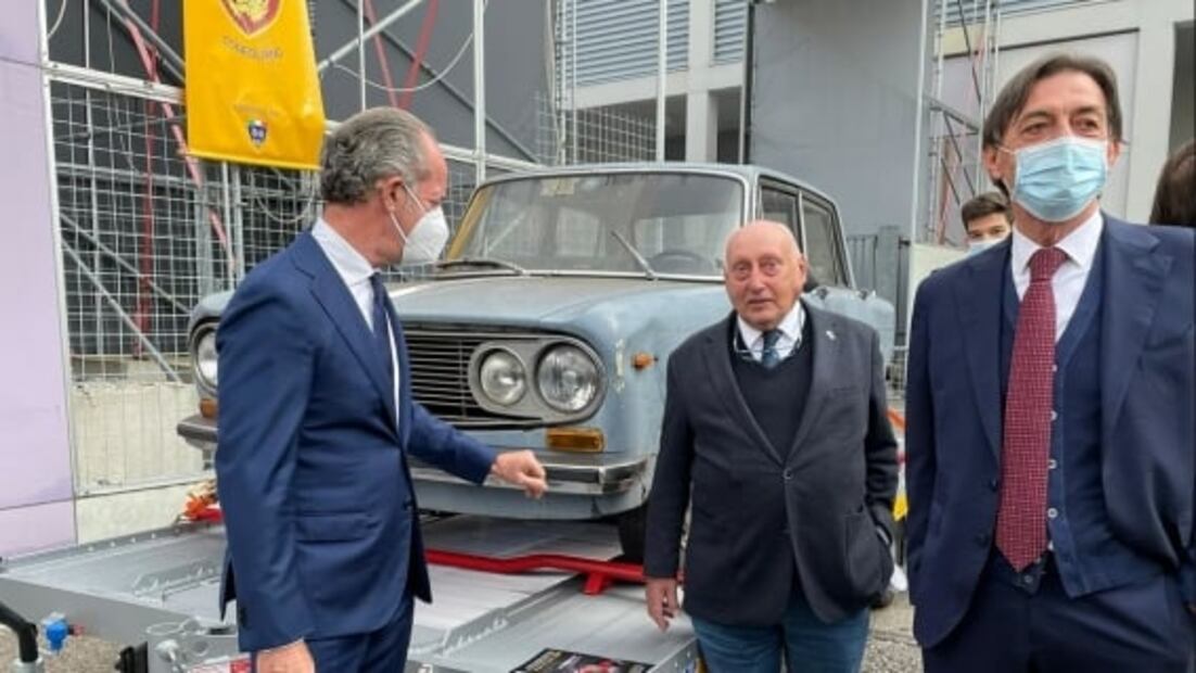 Retiran en Italia auto que llevaba 47 años estacionado, ya era símbolo del lugar