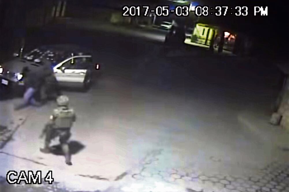 En las imágenes difundidas el miércoles pasado se muestra la forma en que previamente el convoy en el que viajaban los soldados fue emboscado. (ARCHIVO EL UNIVERSAL)