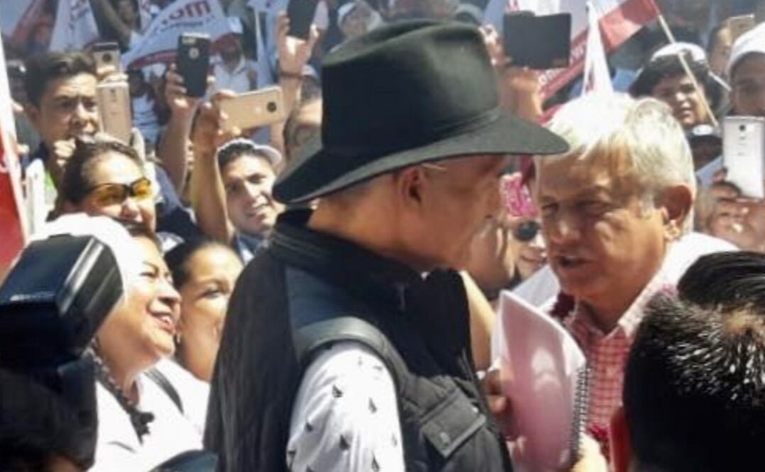 Andrés Manuel López Obrador se encuentra con José Manuel Mireles, ex vocero de las autodefensas de Michoacán. Foto: Valente Rosas/EL UNIVERSAL