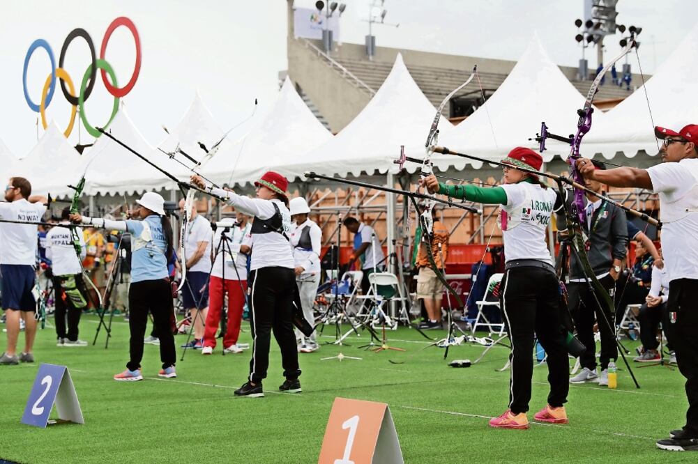 La selección mexicana de tiro con arco realizó ayer el primer reconocimiento del estadio donde competirán en el Sambódromo (IVÁN STEPHENS. EL UNIVERSAL)