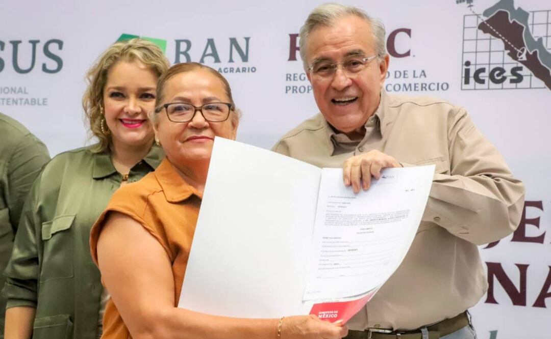 La actual administración de Rubén Rocha Moya ha entregado 12 mil títulos y están en proceso de expedición, otros 30 mil certificados Foto: Especial