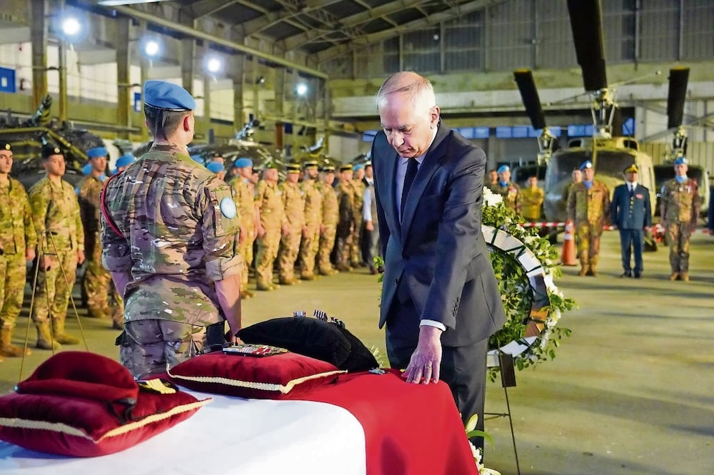 El embajador de Francia en Líbano, Hervé Magro, al tocar el ataúd del difunto sargento jefe de la Fuerza Provisional de las Naciones Unidas en el Líbano, Florian Montorio. Foto: AFP