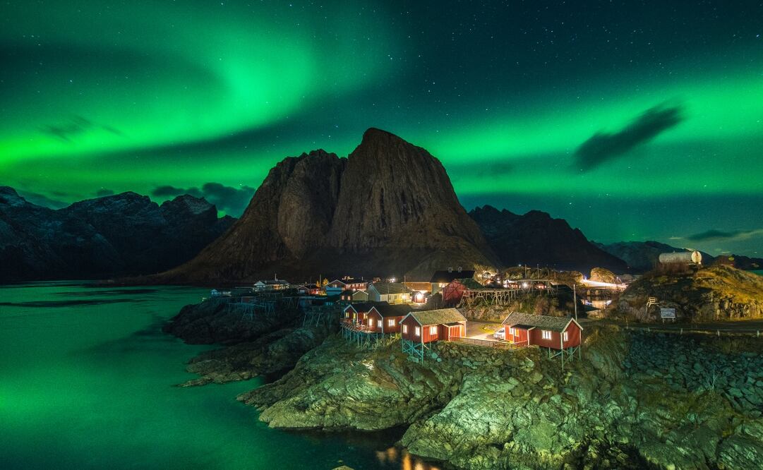 La aurora boreal se ve en destinos ubicados por encima del Círculo Polar Ártico, como Nuuk, en Groenlandia. Foto: iStock