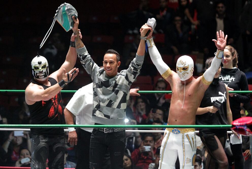 Los pilotos de Fórmula Uno disfrutan de grandes momentos durante su estancia en la Ciudad de México como el británico Lewis Hamilton, de la escudería Mercedes, quien compartió el ring con los luchadores Místico y Mephisto en la Arena México. Foto: Carlos Mejía/EL UNIVERSAL