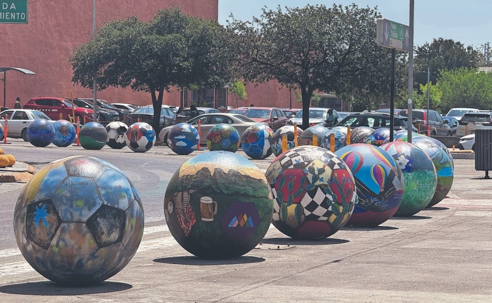 Frente al Palacio Municipal pusieron esferas de concreto pintadas por artistas con diseños inspirados en el futbol.