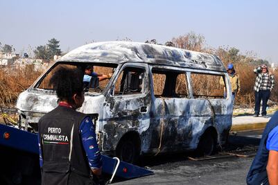 Hallan un cuerpo al interior de combi incendiada en Tecámac