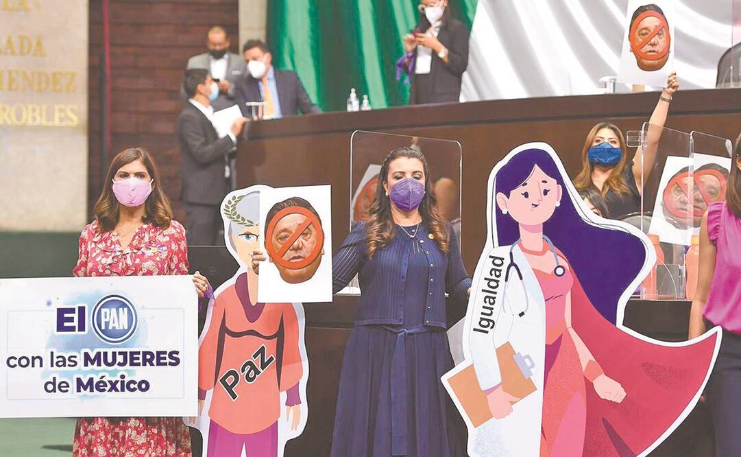 Diputadas en la Cámara mostraron cartoons de mujeres con conceptos de la lucha feminista. Se entregó presea Sor Juan a Marcela Lagarde. Foto: ESPECIAL