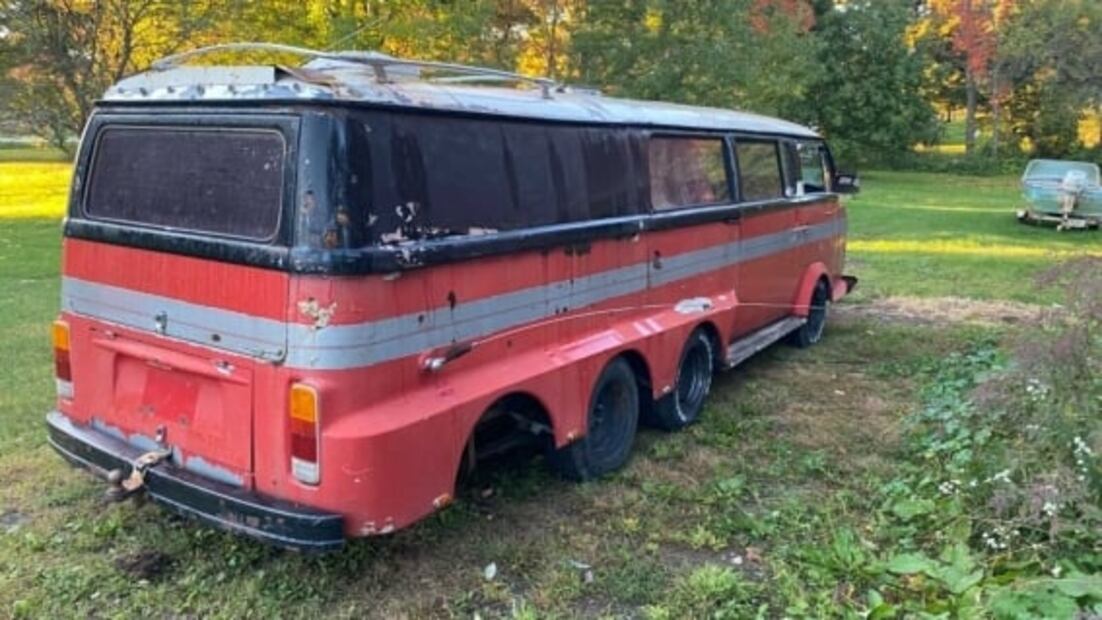 Extraña combi con ocho llantas es vendida por 30 mil pesos