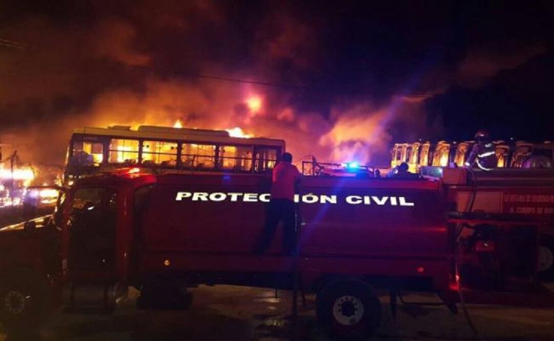 The fire started around 4:00 a.m. at a warehouse used as a parking lot on Miguel Hidalgo neighborhood. (Photo: Luma López / EL UNIVERSAL) 
