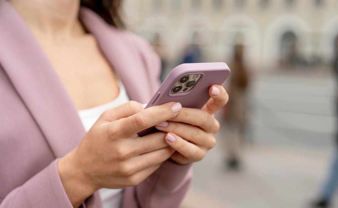 5 trucos para ahorrar datos móviles cuando ves redes sociales. Imagen: Magnific