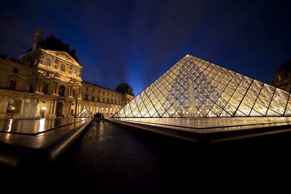 Vista de la pirámide a la entrada del Museo del Louvre, uno de los iconos de París. (Foto: EFE)