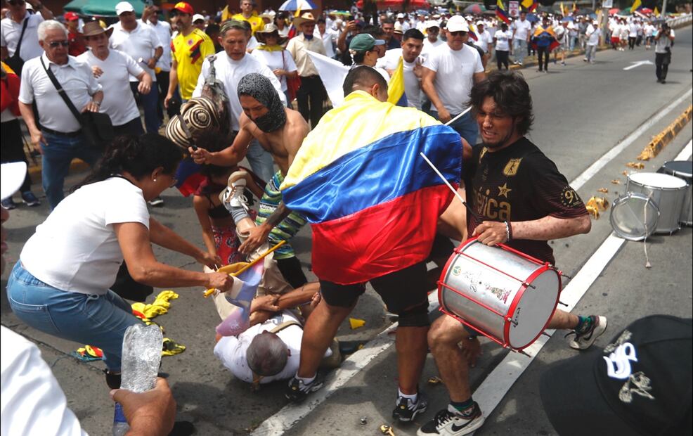 Personas a favor del expresidente Álvaro Uribe se enfrentan con detractores en medio de una marcha, en Cali, Colombia, el 7 de agosto de 2025. Foto: EFE