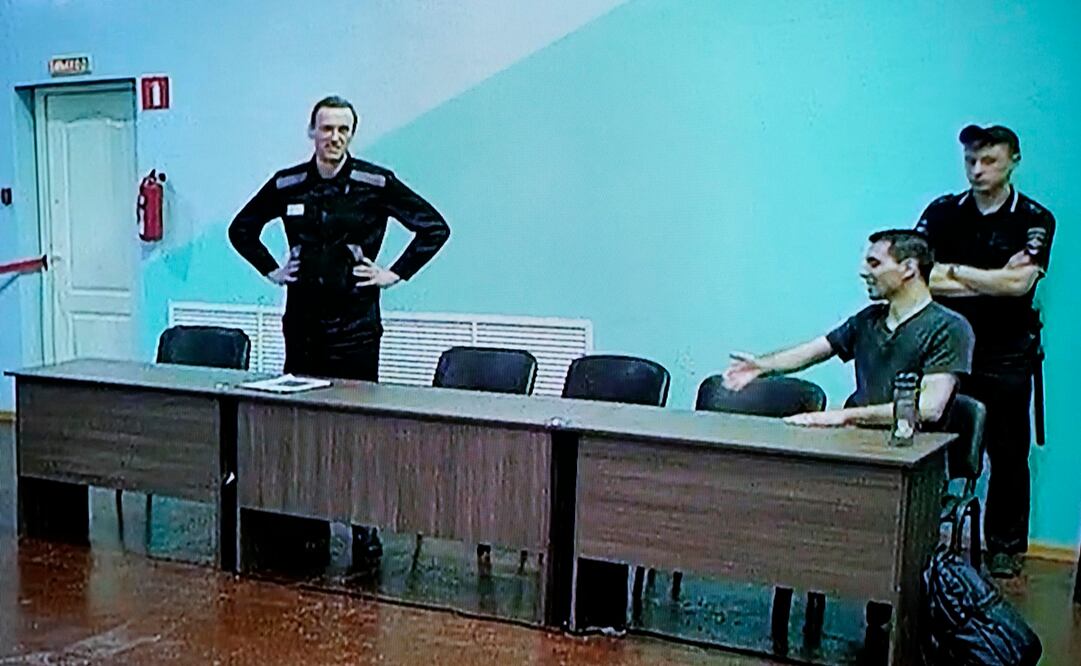 El líder opositor ruso Alexei Navalny, a la izquierda, y su socio Daniel Kholodny, como se muestran en un enlace de video proporcionado por el Servicio Penitenciario Federal Ruso. Foto: AP