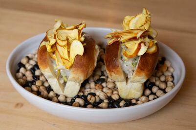 Prepara una tosta de pan brioche y callo de hacha