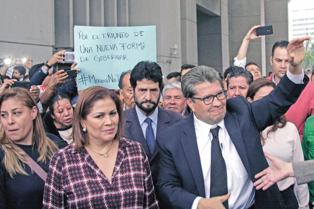 En la explanada delegacional, Ricardo Monreal aseguró es más importante la dignidad que la política, por lo que no dejará que lo "pisoteen". (CARLOS MEJÍA. EL UNIVERSAL)