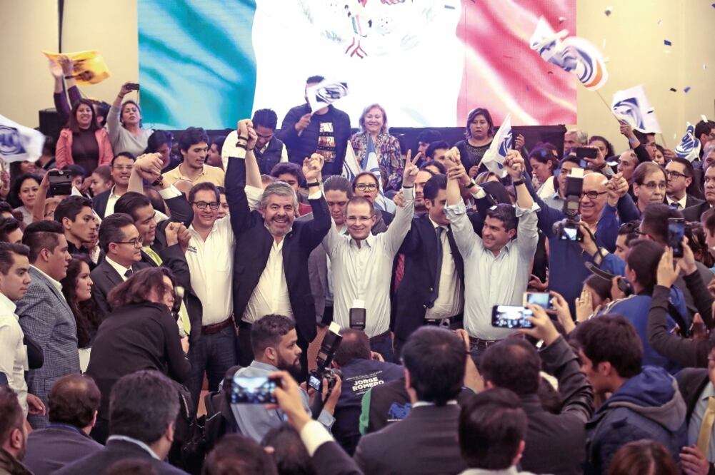 El precandidato de la coalición Por México al Frente, Ricardo Anaya (al centro), se reunió con aspirantes a la jefatura de Gobierno de la CDMX. (ALEJANDRO ACOSTA. EL UNIVERSAL)