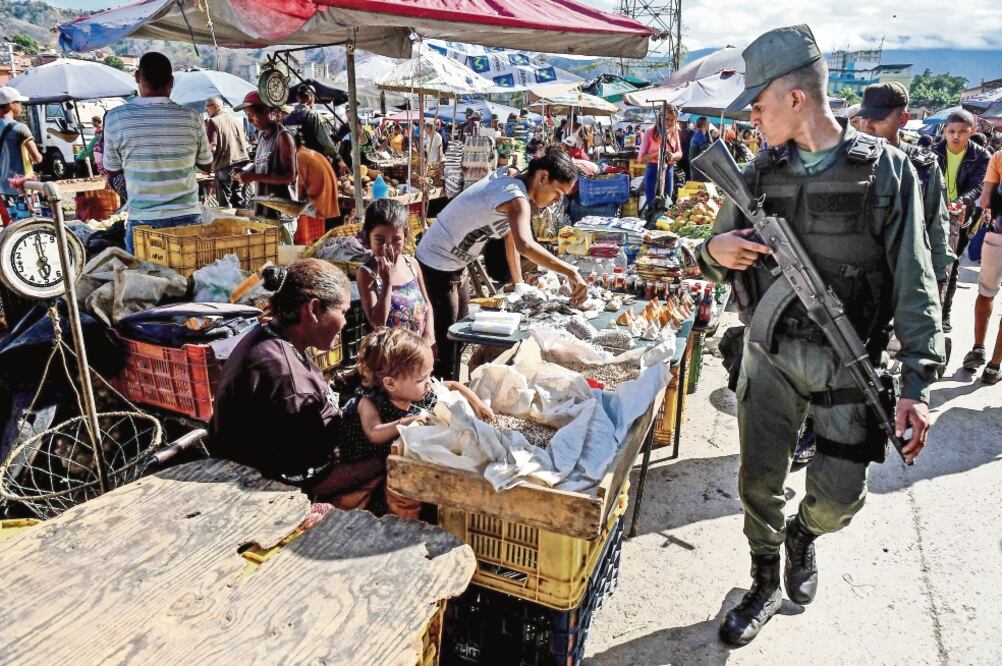 Un elemento de la Guardia Nacional camina en el percado municipal de Coche, en Caracas, durante una inspección para evitar el alza de precios (FEDERICO PARRA. AFP)