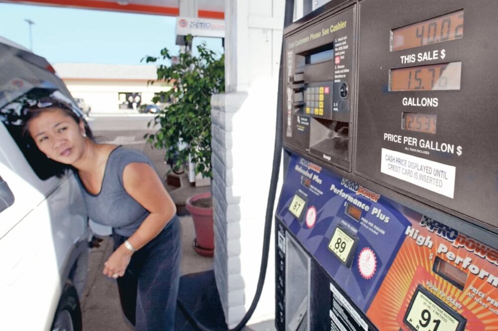 Con un dólar, en EU compran 1.33 litros de gasolina similar a la Magna. (ARCHIVO EL UNIVERSAL)