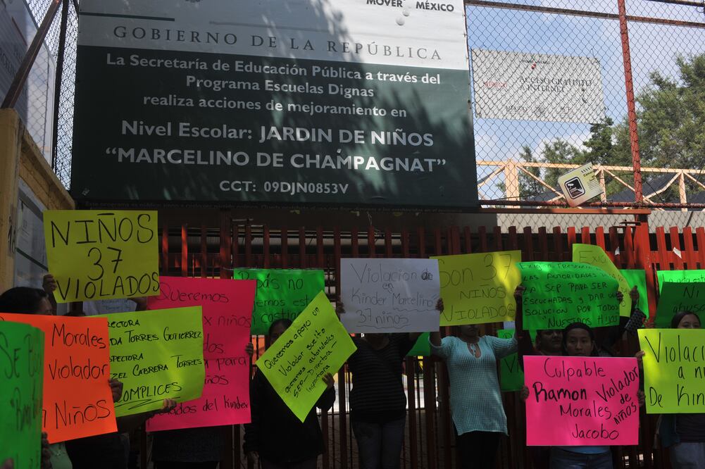 Padres de familia se manifestaron afuera del Jardín de Niños "Marcelino de Champagnat". Foto: Cuartoscuro