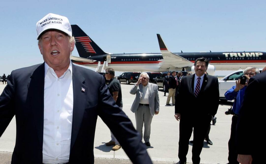 El magnate y precandidato presidencial republicano, Donald Trump, a su llegada al aeropuerto en Laredo, Texas   Foto: AP