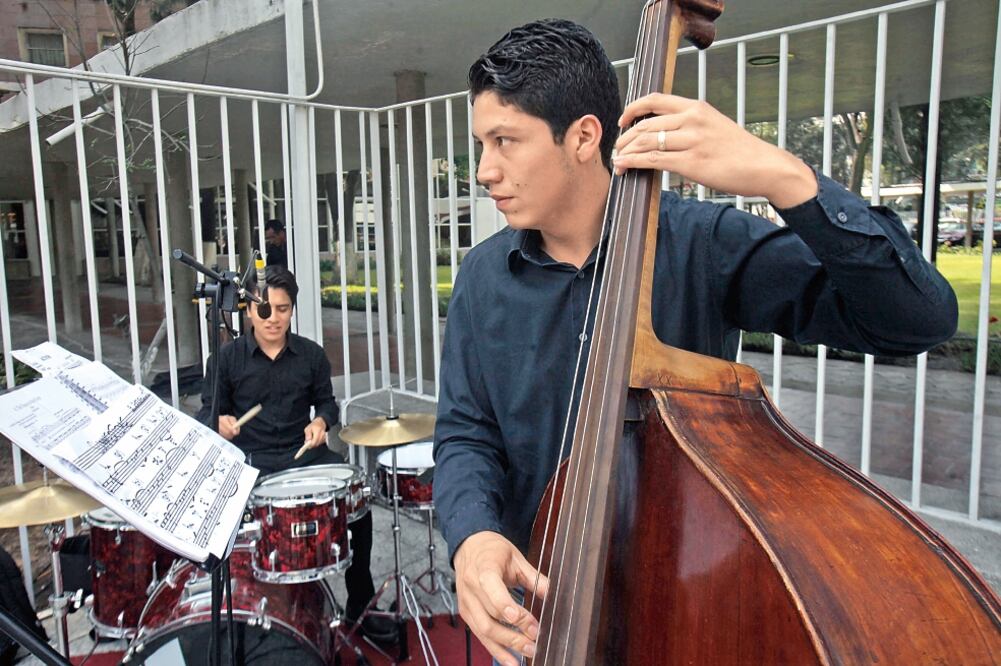 En la nueva plaza conmemorativa se presentó un trío de jazz con alumnos (JUAN CARLOS REYES. EL UNIVERSAL)