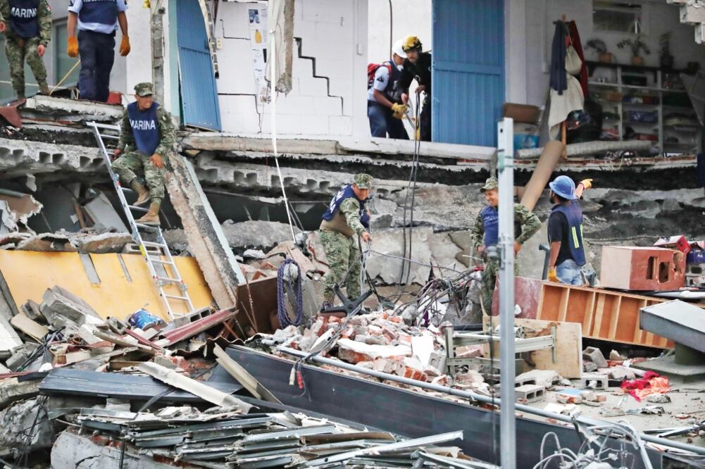 Personas rescatadas entre los escombros de un edificio de la calle Álvaro Obregón fueron trasladadas a la Cruz Roja de Polanco (IVÁN STEPHENS. EL UNIVERSAL)