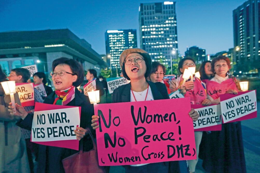 Un grupo de mujeres participó ayer en una manifestación por la paz en la península de Corea, la cual fue realizada frente a la embajada de Estados Unidos en Seúl. La cumbre entre Trump y Kim Jong- un está aún en veremos (AHN YOUNG-JOON. AP)