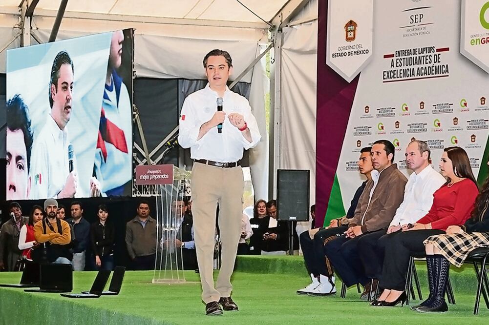 Aurelio Nuño, titular de la SEP, encabezó la entrega de laptops a estudiantes de excelencia académica, en Tlalnepantla, Estado de México (ESPECIAL)