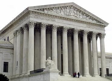 Suprema Corte relaja un poco veto migratorio de Trump