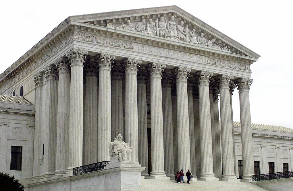 Suprema Corte relaja un poco veto migratorio de Trump