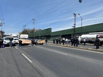Bloquean Constituyentes por una hora; trabajadores de limpieza exigían pago y aumento salarial