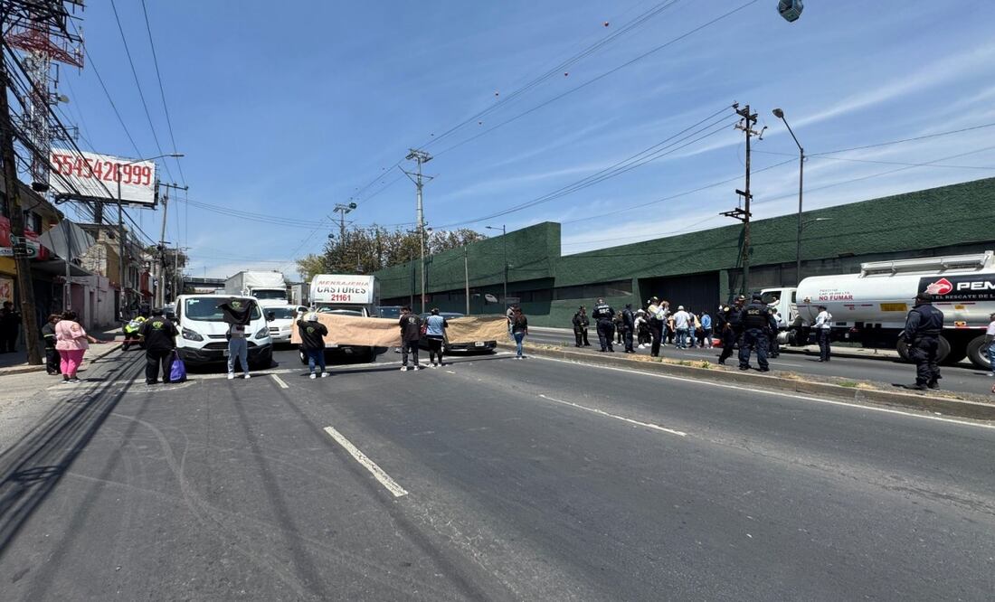 Bloquean Constituyentes; trabajadores de limpieza exigen pago y aumento salarial. Foto: Especial