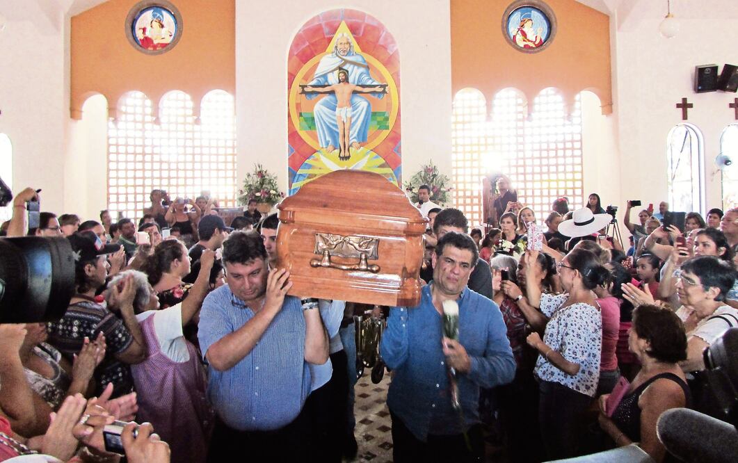 El féretro de Aguirre arribó entre aplausos de sus seguidores (RAÚL TORRES. EL UNIVERSAL)