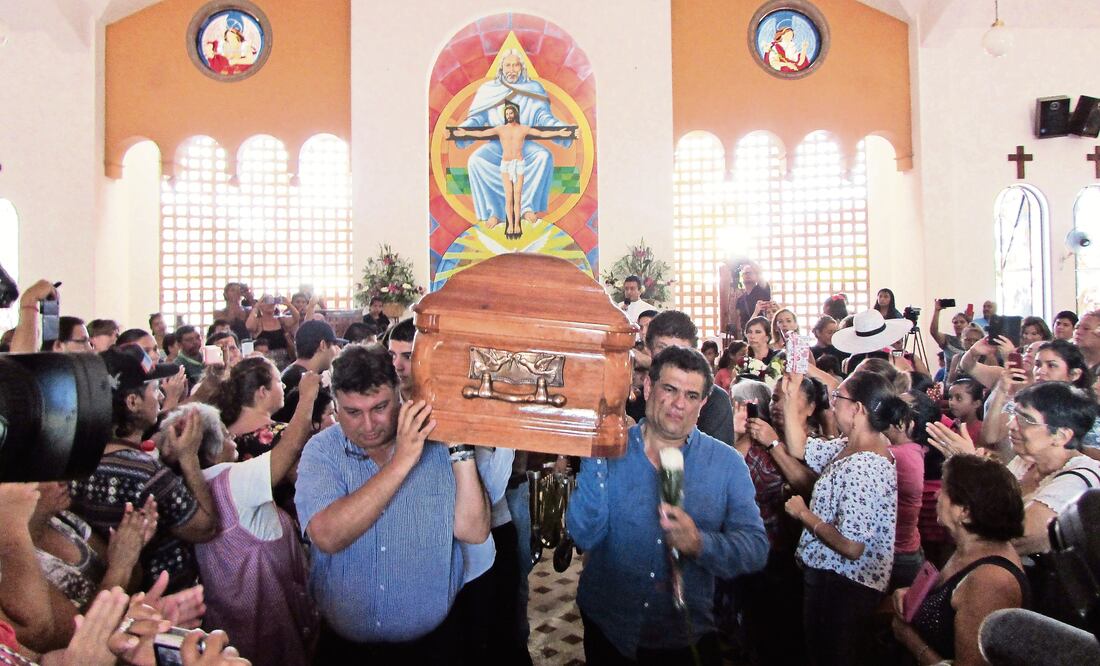 El féretro de Aguirre arribó entre aplausos de sus seguidores (RAÚL TORRES. EL UNIVERSAL)