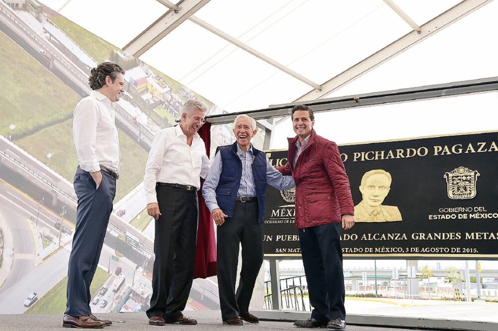 Ignacio Pichardo Pagaza, ex gobernador del Estado de Mé x ico, y el presidente Enrique Peña Nieto, inauguraron ayer en San Mateo Atenco, el Distribuidor Vial con el nombre del ex mandatario mexiquense (ESPECIAL)