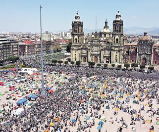 Integrantes de FRENAAA amplían campamento en el Zócalo