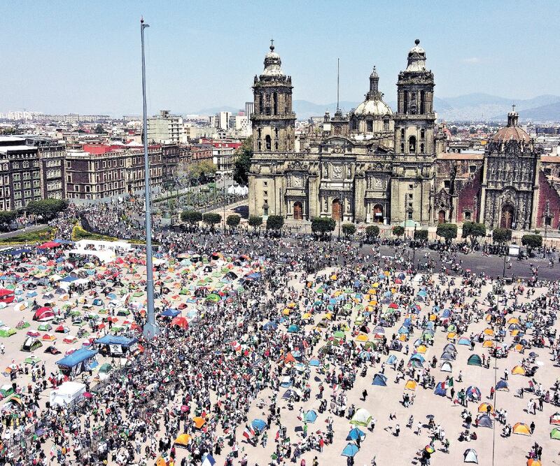 Una vez en el Zócalo, algunos inconformes que integraban la manifestación comenzaron a colocar más casas de campaña, mientras otros se acercaron a Palacio Nacional para exponer sus demandas. DIEGO PRADO. EL UNIVERSAL