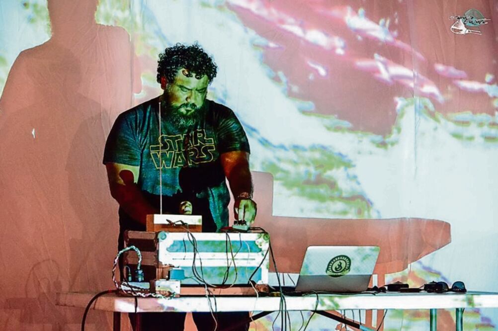 Abraham Chavelas es el curador del Festival de Poesía Interdisciplinaria Enclave. (CORTESÍA FESTIVAL DE POESÍA ENCLAVE)