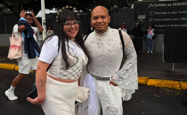 Rosalía llega a CDMX: fans hacen su “peregrinación” para escuchar los salmos de “Lux”