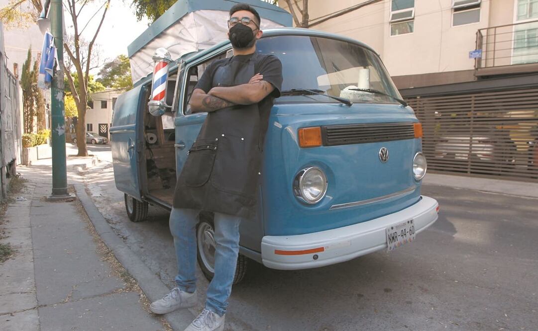 El joven emprendedor vendió algunos bienes para comprar y acondicionar una Combi modelo 1985 para su negocio. Fotos: Humberto Morquecho