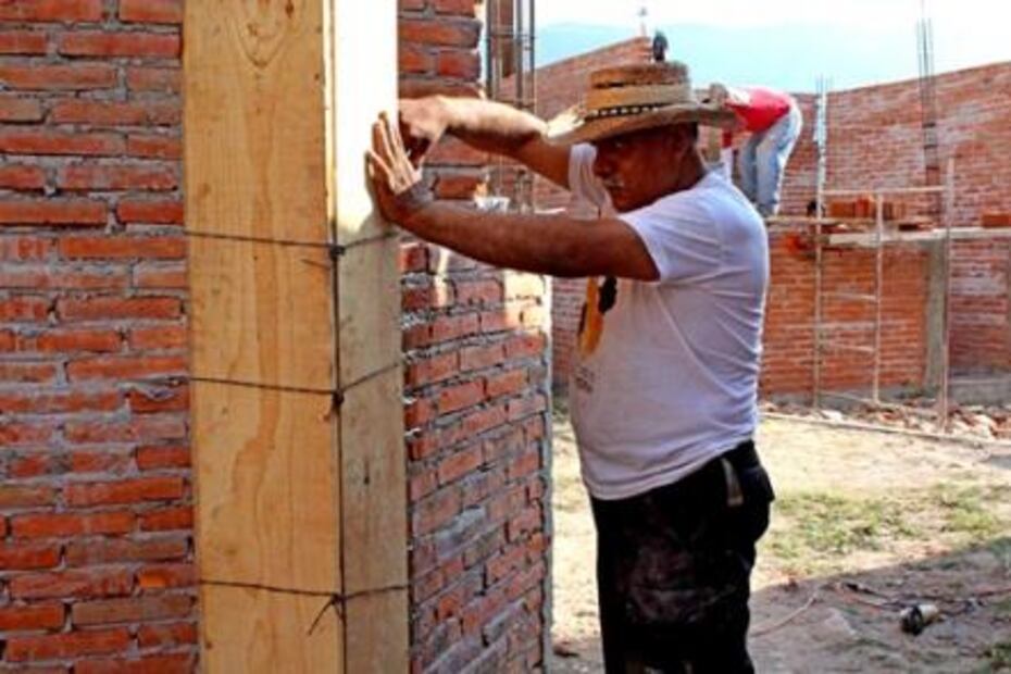 Policías-albañiles, uniformados levantan su cuartel en Querétaro 